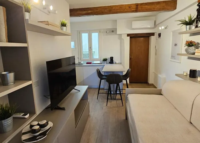 Elegant And Beautiful In The Heart Of Apartament Modena